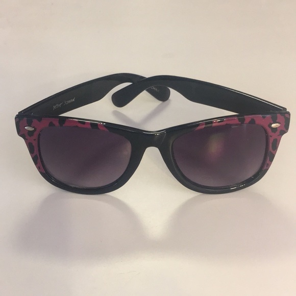 Ladies Betsey Johnson sunglasses - Picture 1 of 4